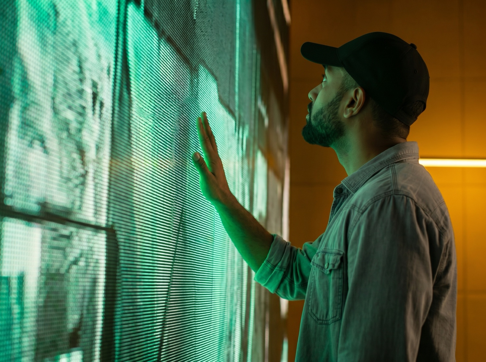 Profissional operando painel de sinalização digital / video wall corporativo